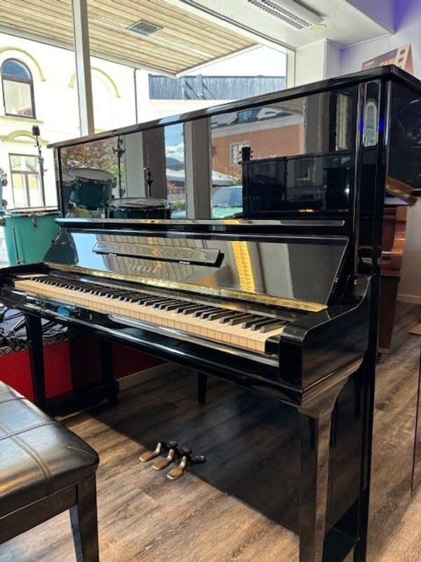 Yamaha piano MOD. U3 sort polert selges!