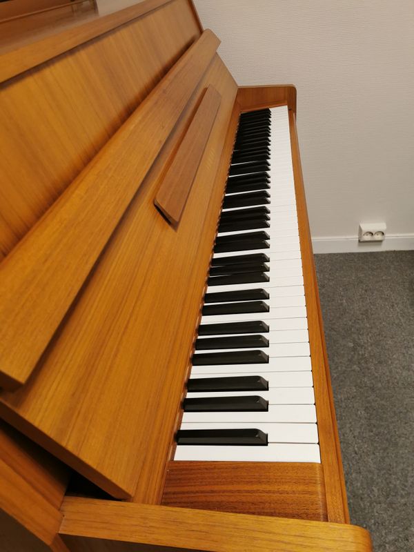 Yamaha piano, teak