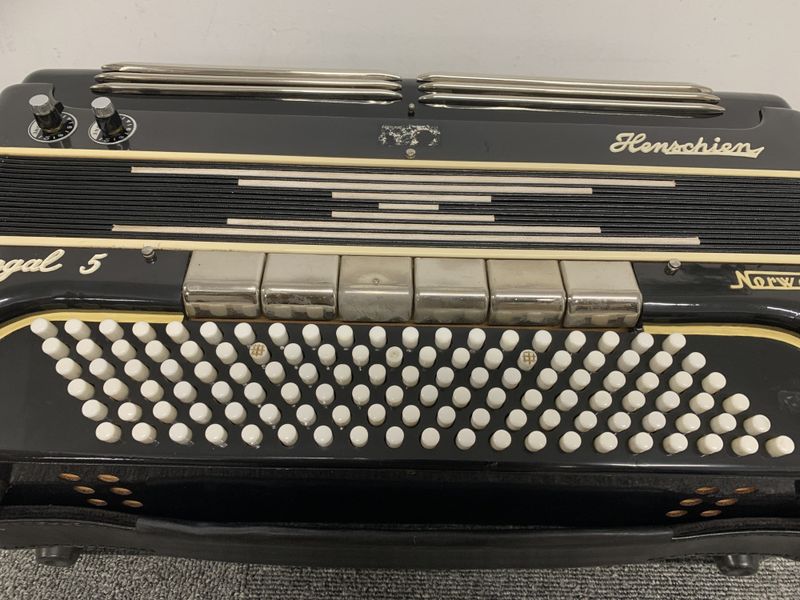 Henschien Regal 5, knappespill, svensk system