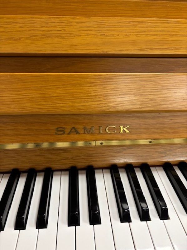 Flott Samick piano i lys eik