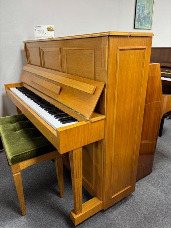 Flott Samick piano i lys eik