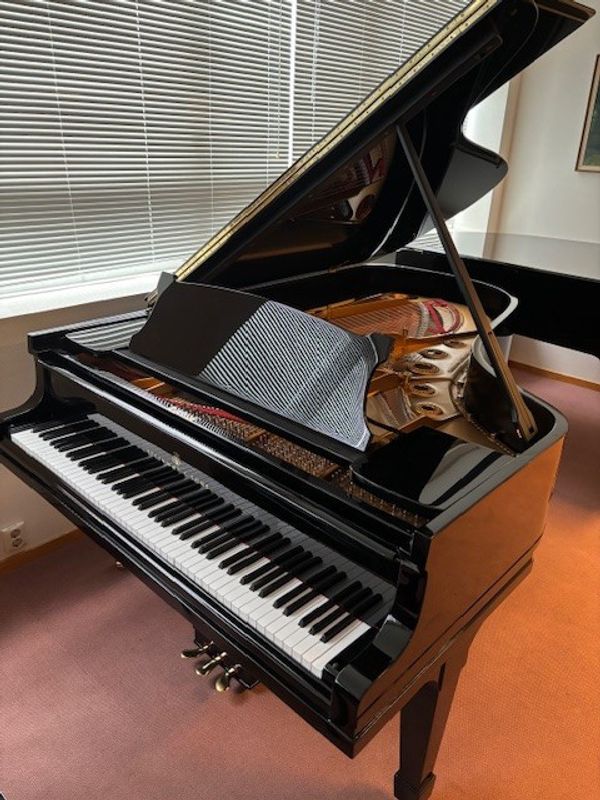 Steinway & Sons B model 211cm